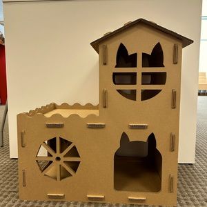 Custom
Corrugated Cat
House -
Farmhouse
Playground